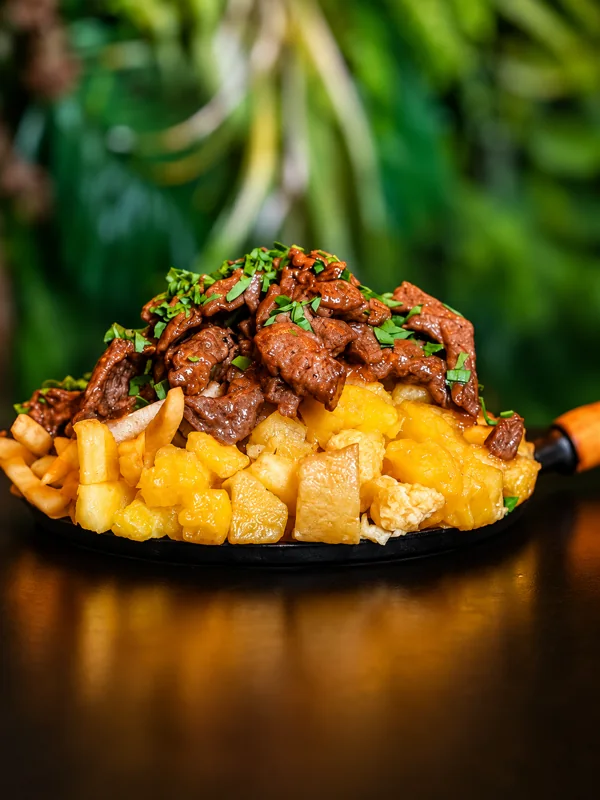 Carne com mandioca e fritas no Kommy Bemm