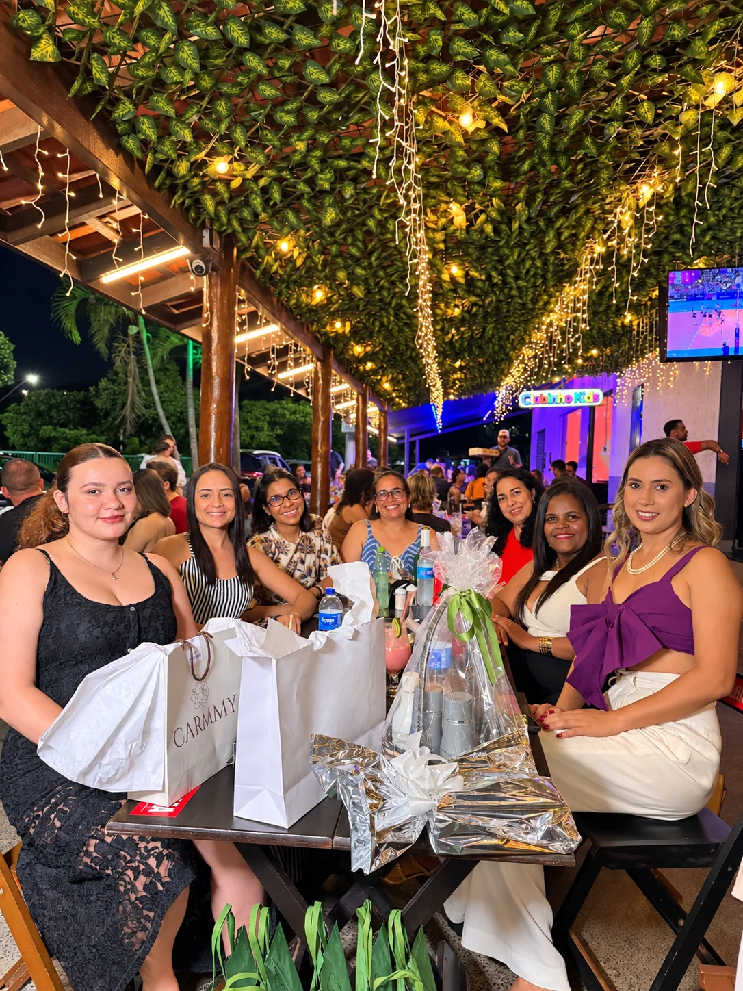 Grupo de amigas reunidas em uma confraternização no Kommy Bemm