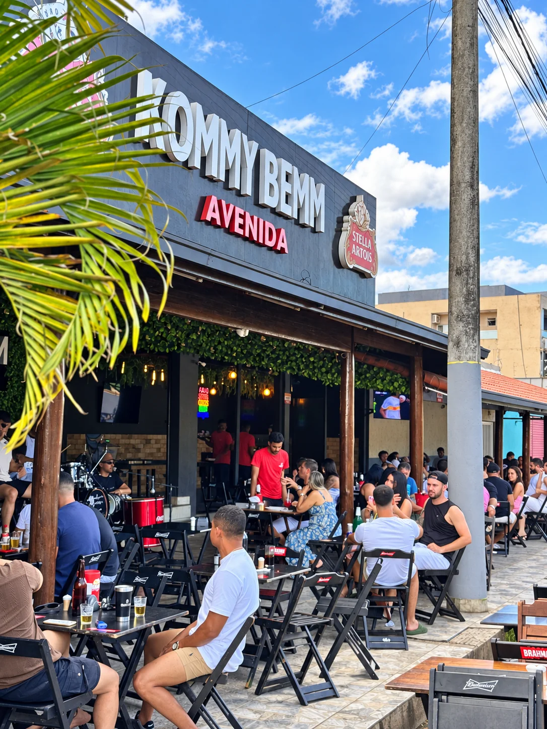 Fachada do Kommy Bemm Avenida, com mesas na área externa