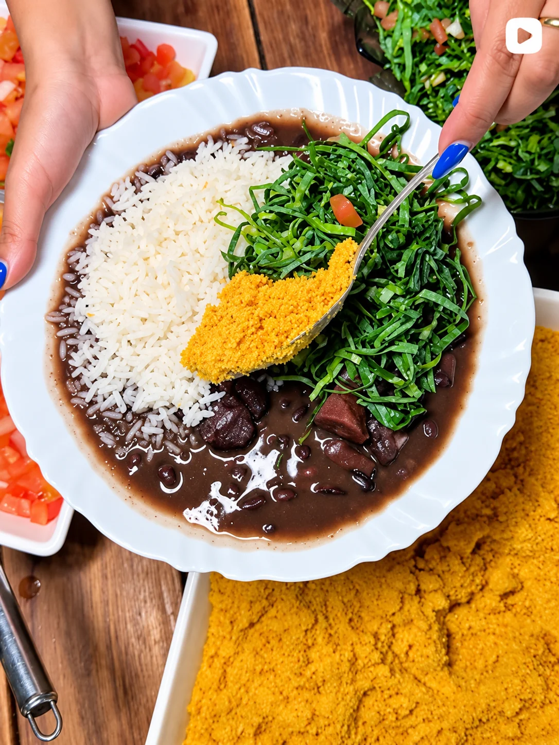 Feijoada com arroz, couve e farofa