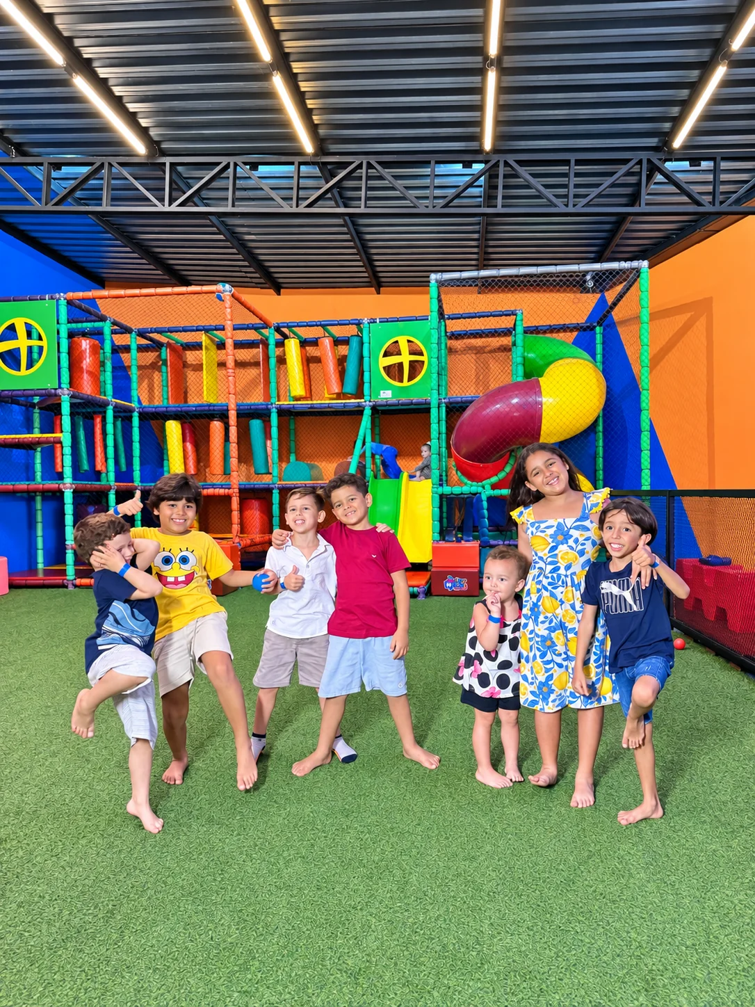 Crianças no playground do Clubinho Kids