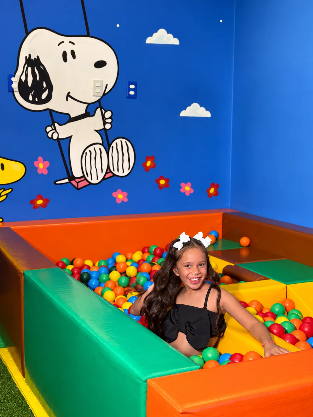 Diversão na piscina de bolinhas do Clubinho Kids