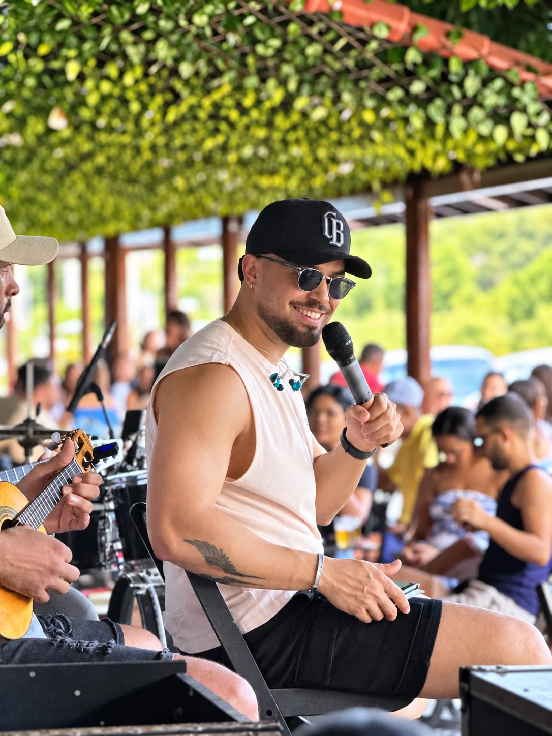 Cantor se apresentando ao vivo no Kommy Bemm Avenida