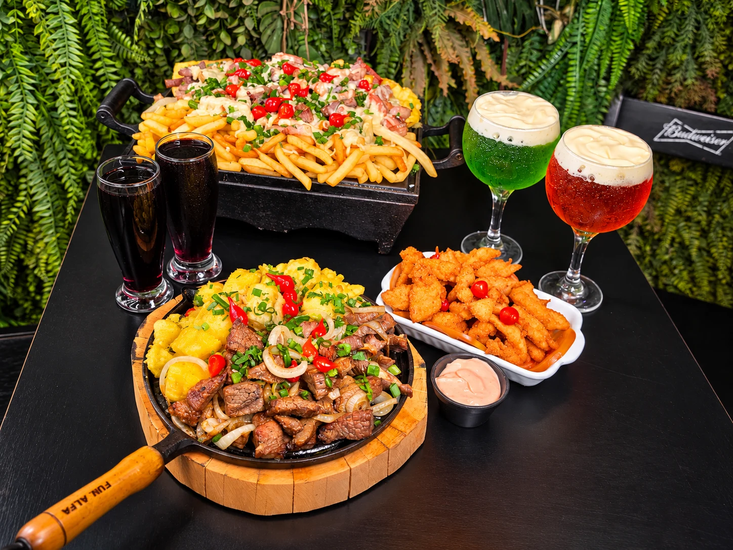 Mesa da Sexta Super com porções, chopp de vinho e drinks